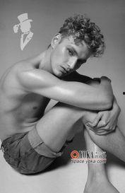 性格白嫩男模拍摄花絮,花絮中的魅力瞬间